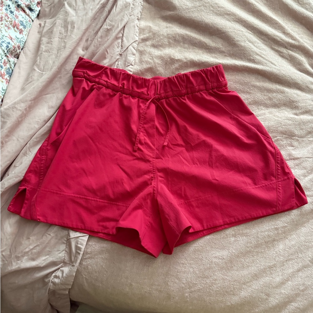 Women’s Lululemon shorts. Excellent condition.
